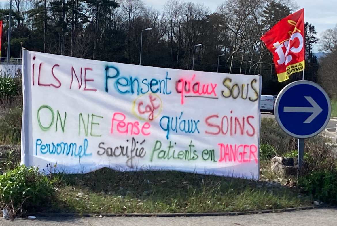 Banderole n°3 -  Ils ne pensent qu'aux sous / on ne pense qu'aux soins 