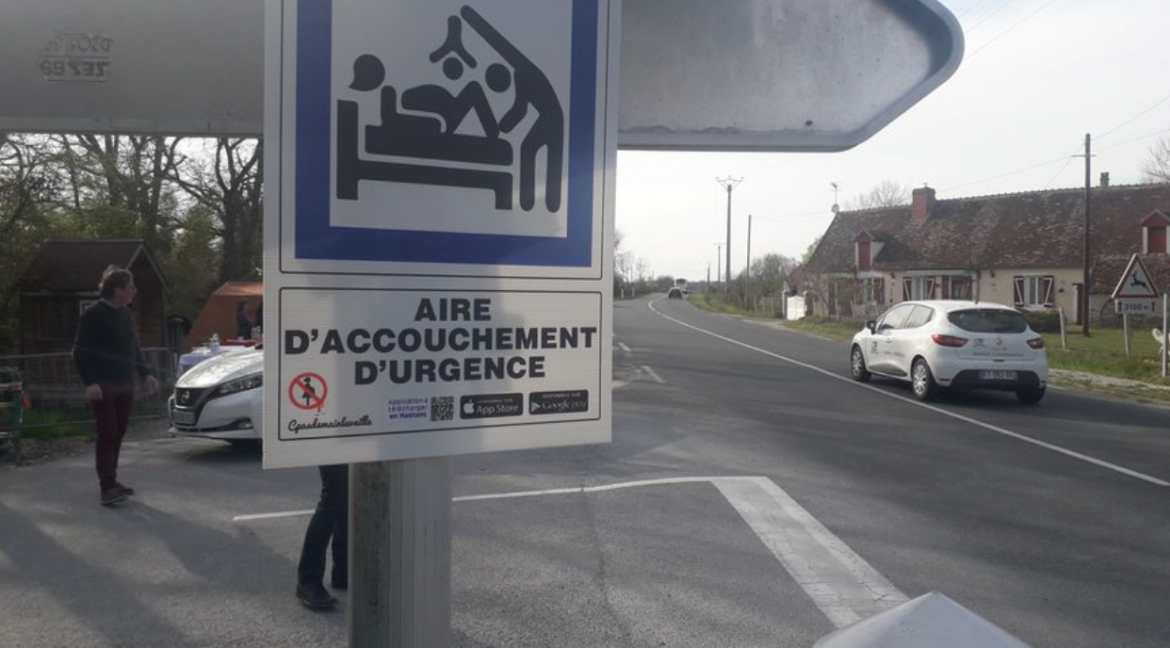 L'aire d'accouchement d'urgence inaugurée à Corbançon, près du Blanc, au bord de la D925 © Radio France - Jérôme Collin