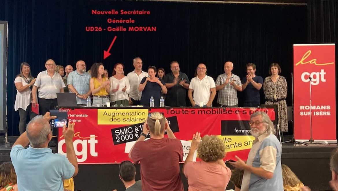 Nouvelle Commission Exécutive de la CGT UD26 présentant sa nouvelle Secrétaire Générale  Gaëlle MORVAN